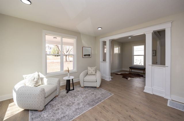 415 42nd Street, Des Moines, IA 50312