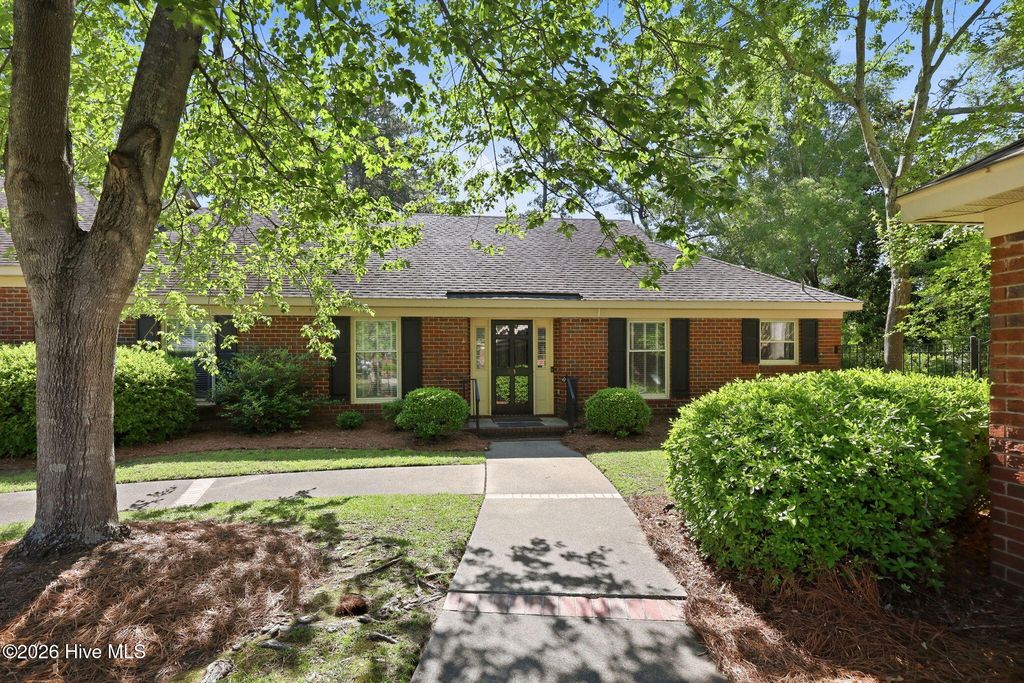 813 Greenbriar Road, Kinston, NC 28501