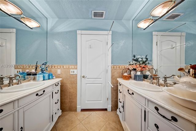 4961 NW 102nd Dr, Coral Springs, FL 33076