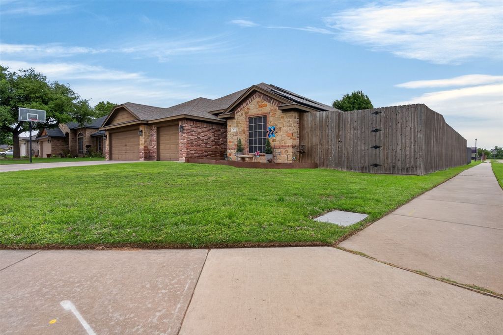 629 E Sheila Circle, Joshua, TX 76058