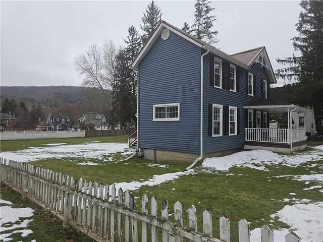 25 Chapel St, Almond, NY 14804