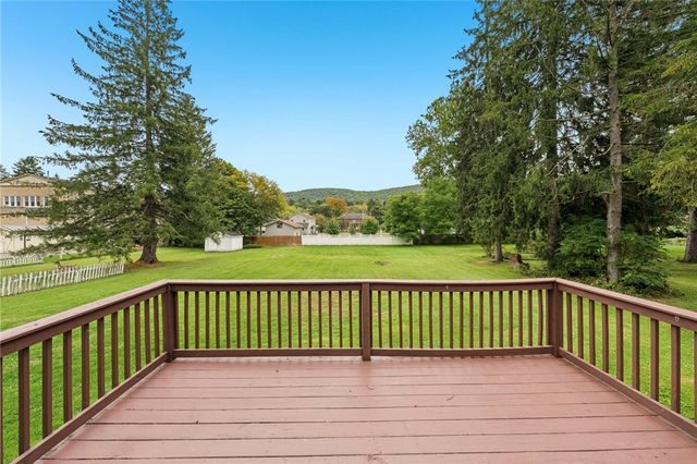 25 Chapel St, Almond, NY 14804