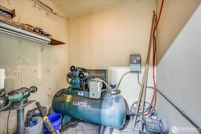 13720 Aurora Avenue N, Seattle, WA 98133