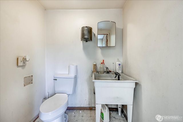 13720 Aurora Avenue N, Seattle, WA 98133