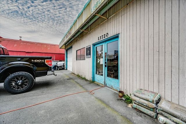 13720 Aurora Avenue N, Seattle, WA 98133