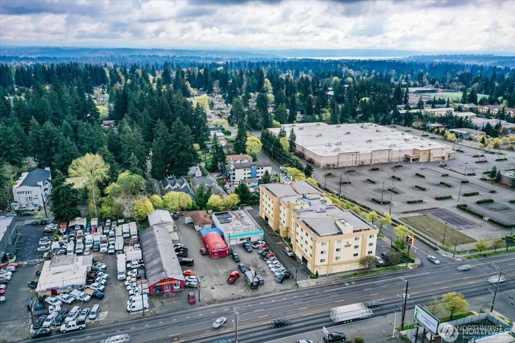 13720 Aurora Avenue N, Seattle, WA 98133