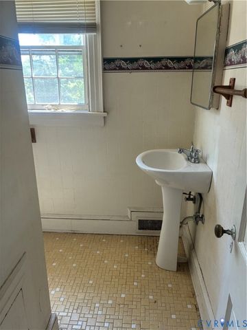 127 Hanover Ave, Colonial Heights, VA 23834
