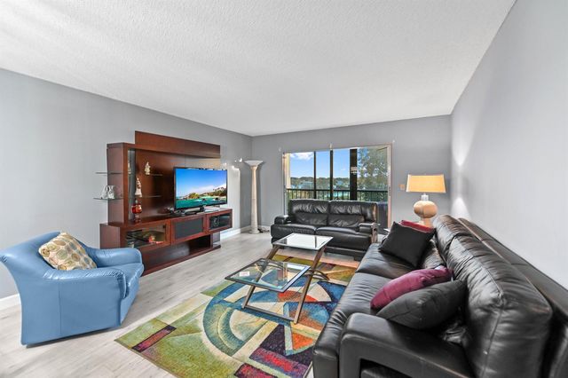 7286 Huntington Lane 402, Delray Beach, FL 33446