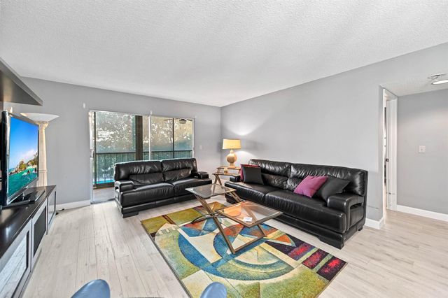 7286 Huntington Lane 402, Delray Beach, FL 33446