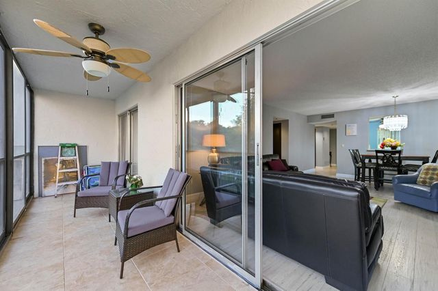 7286 Huntington Lane 402, Delray Beach, FL 33446