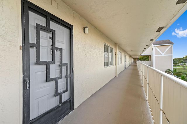 7286 Huntington Lane 402, Delray Beach, FL 33446
