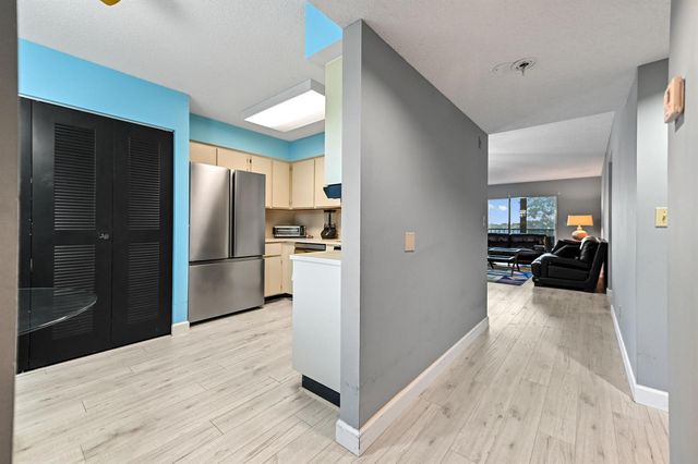 7286 Huntington Lane 402, Delray Beach, FL 33446