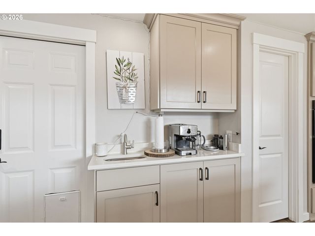 1440 Amberland Ave, Eugene, OR 97401