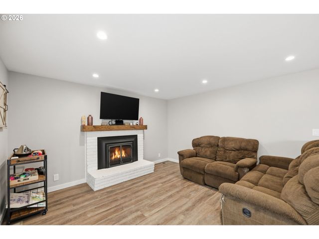 1440 Amberland Ave, Eugene, OR 97401