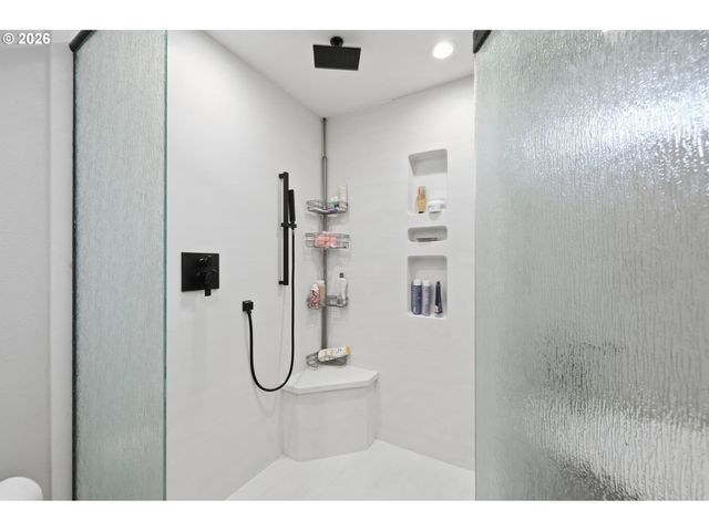 1440 Amberland Ave, Eugene, OR 97401