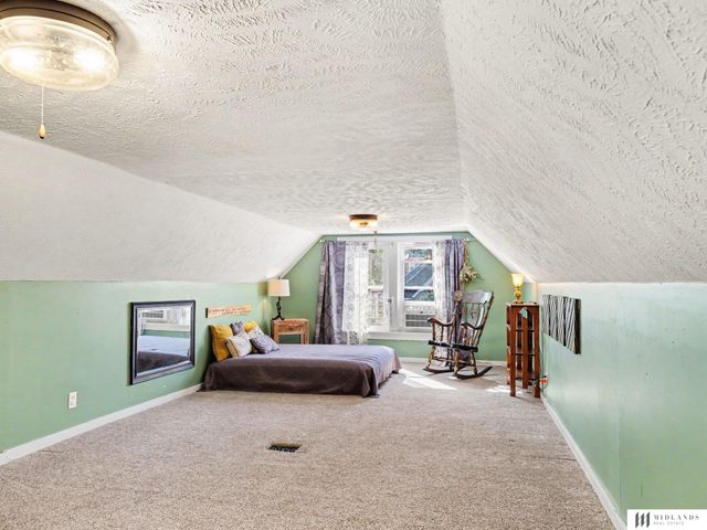107 Stanford Circle, Omaha, NE 68108