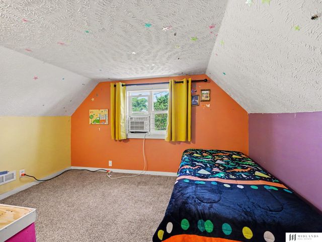 107 Stanford Circle, Omaha, NE 68108
