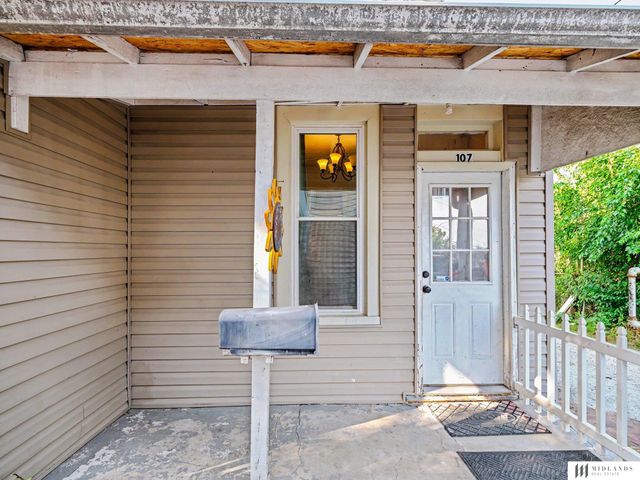107 Stanford Circle, Omaha, NE 68108