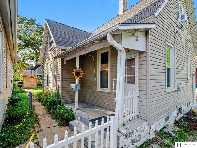 107 Stanford Circle, Omaha, NE 68108
