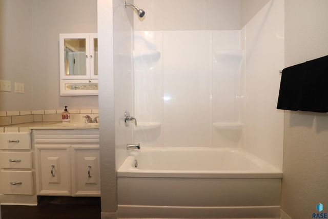 1312 E 5th St Street, Sioux Falls, SD 57103
