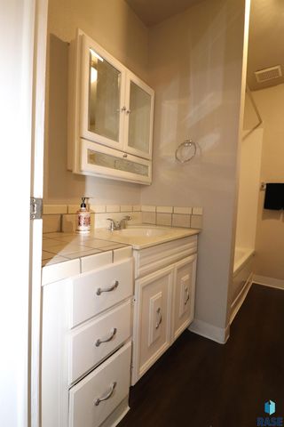 1312 E 5th St Street, Sioux Falls, SD 57103