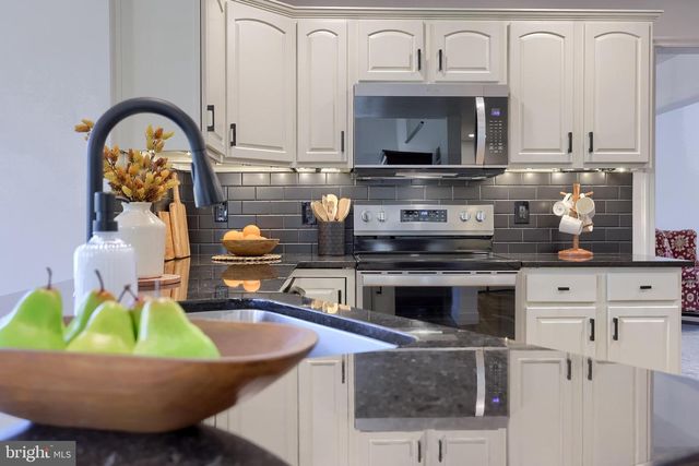 809 W BRUBAKER VALLEY RD, Lititz, PA 17543