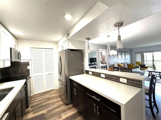 230 Lakeview Dr 307, Weston, FL 33326