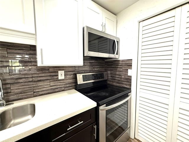 230 Lakeview Dr 307, Weston, FL 33326