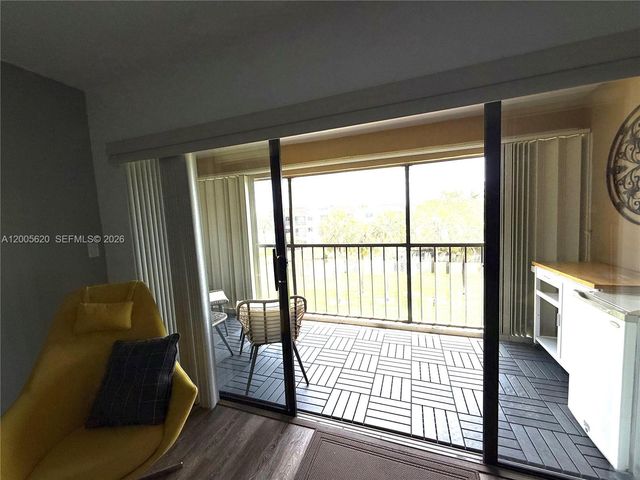 230 Lakeview Dr 307, Weston, FL 33326