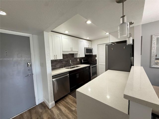 230 Lakeview Dr 307, Weston, FL 33326