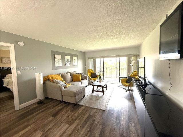 230 Lakeview Dr 307, Weston, FL 33326