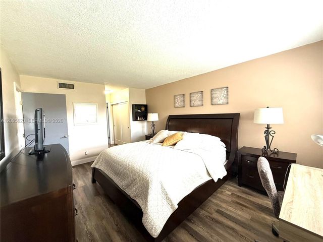 230 Lakeview Dr 307, Weston, FL 33326