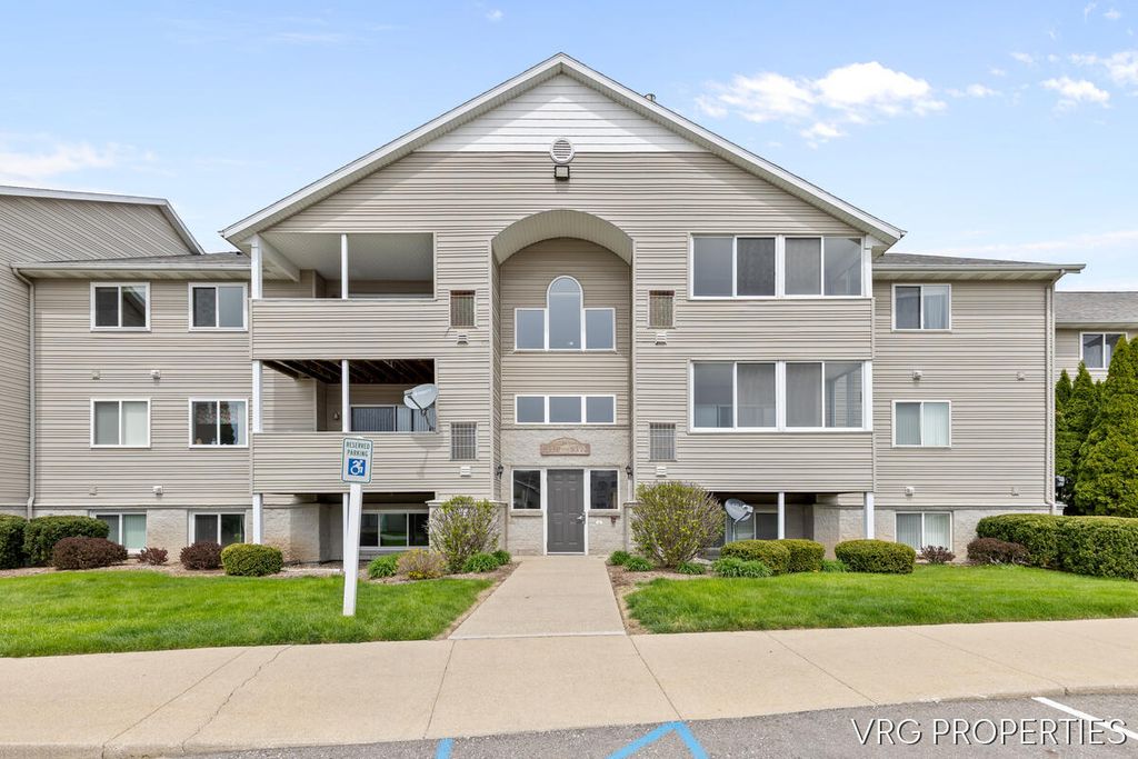 8354 N Jasonville Court Se 46, Caledonia Twp, MI 49316