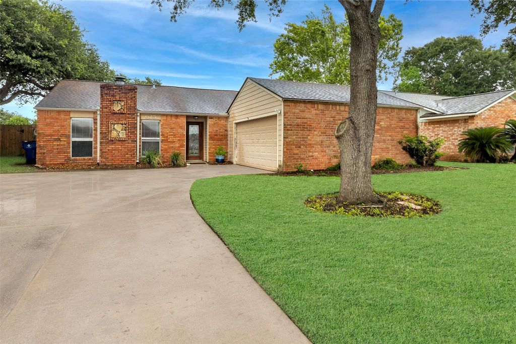 625 S Remington Drive, Angleton, TX 77515