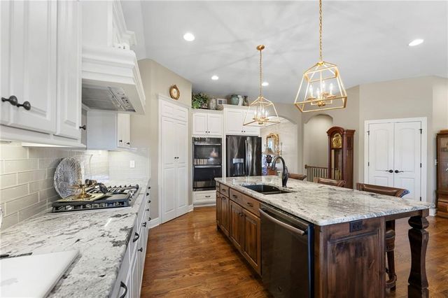 16576 S Summertree Lane, Olathe, KS 66062