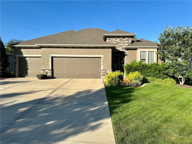 16576 S Summertree Lane, Olathe, KS 66062