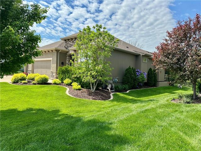 16576 S Summertree Lane, Olathe, KS 66062