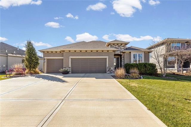 16576 S Summertree Lane, Olathe, KS 66062