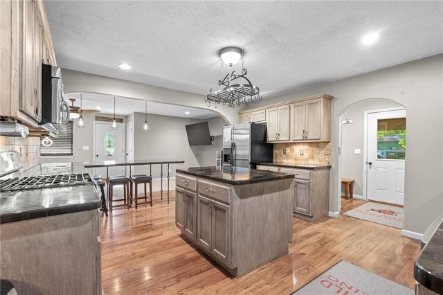 4038 Hickenbottom Road, Harrison, AR 72601