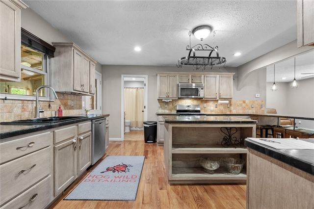 4038 Hickenbottom Road, Harrison, AR 72601