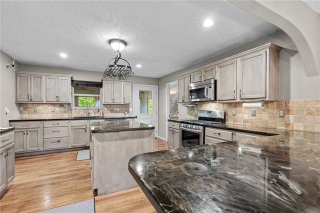 4038 Hickenbottom Road, Harrison, AR 72601