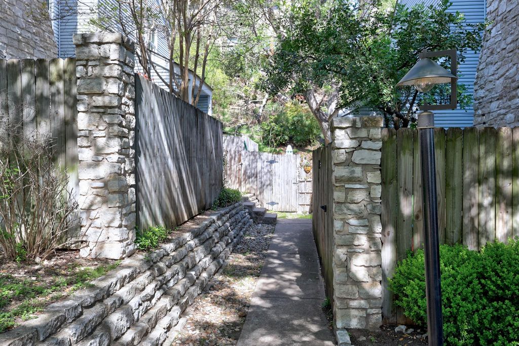 6821 Old Quarry LN, Austin, TX 78731
