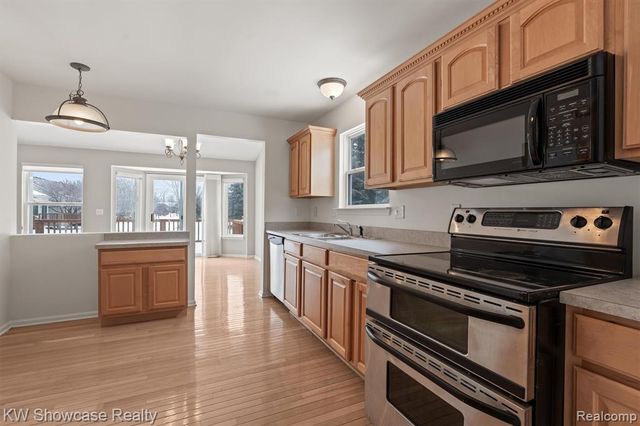 462 Woodhaven Drive, Commerce Twp, MI 48390