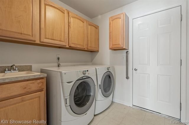 462 Woodhaven Drive, Commerce Twp, MI 48390