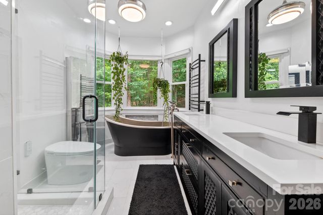 9131 N Pine Hill Lane, Charlotte, NC 28215