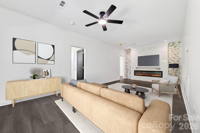 9131 N Pine Hill Lane, Charlotte, NC 28215