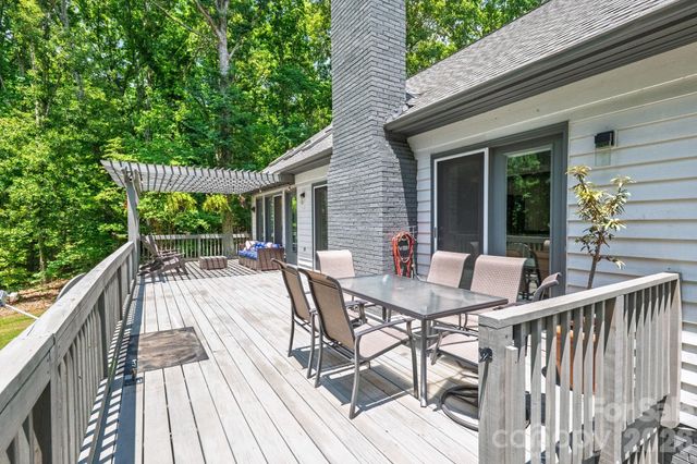 9131 N Pine Hill Lane, Charlotte, NC 28215