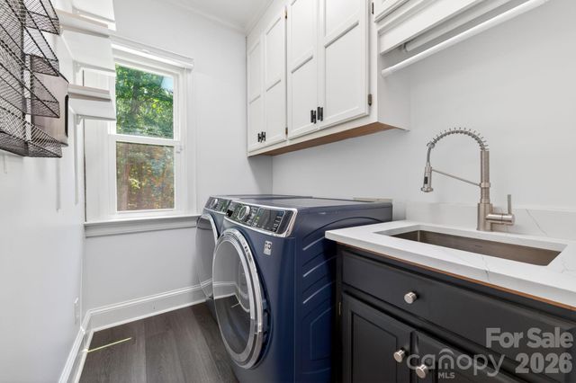 9131 N Pine Hill Lane, Charlotte, NC 28215
