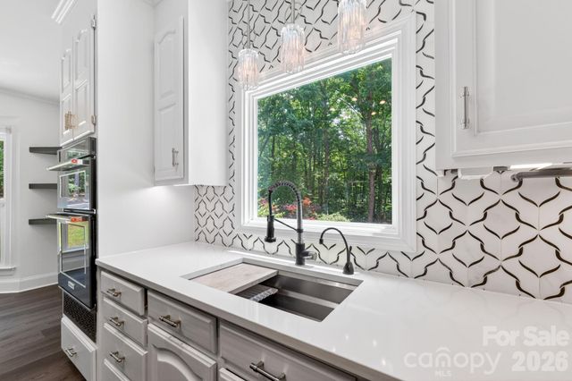 9131 N Pine Hill Lane, Charlotte, NC 28215