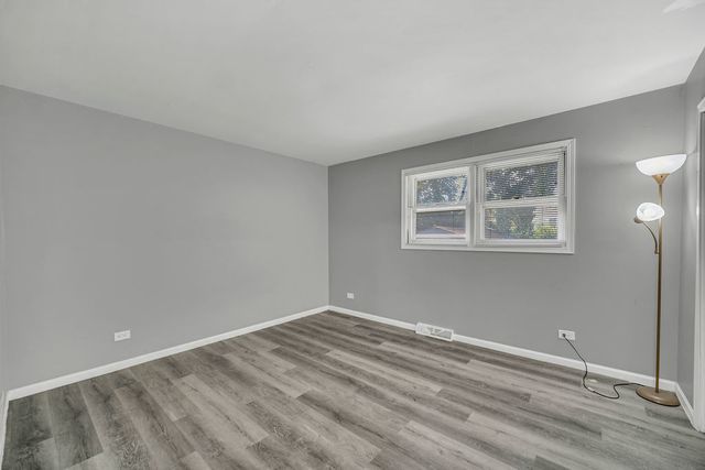 421 E COURTLAND Street, Mundelein, IL 60060